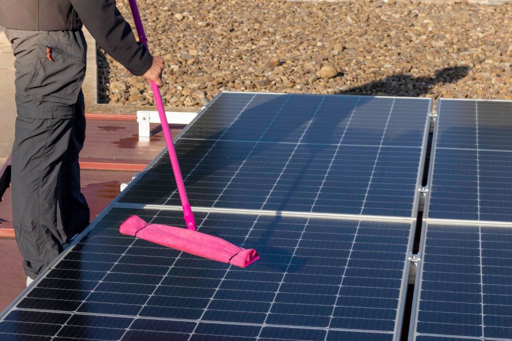Hoe vaak moet ik mijn zonnepanelen schoonmaken?