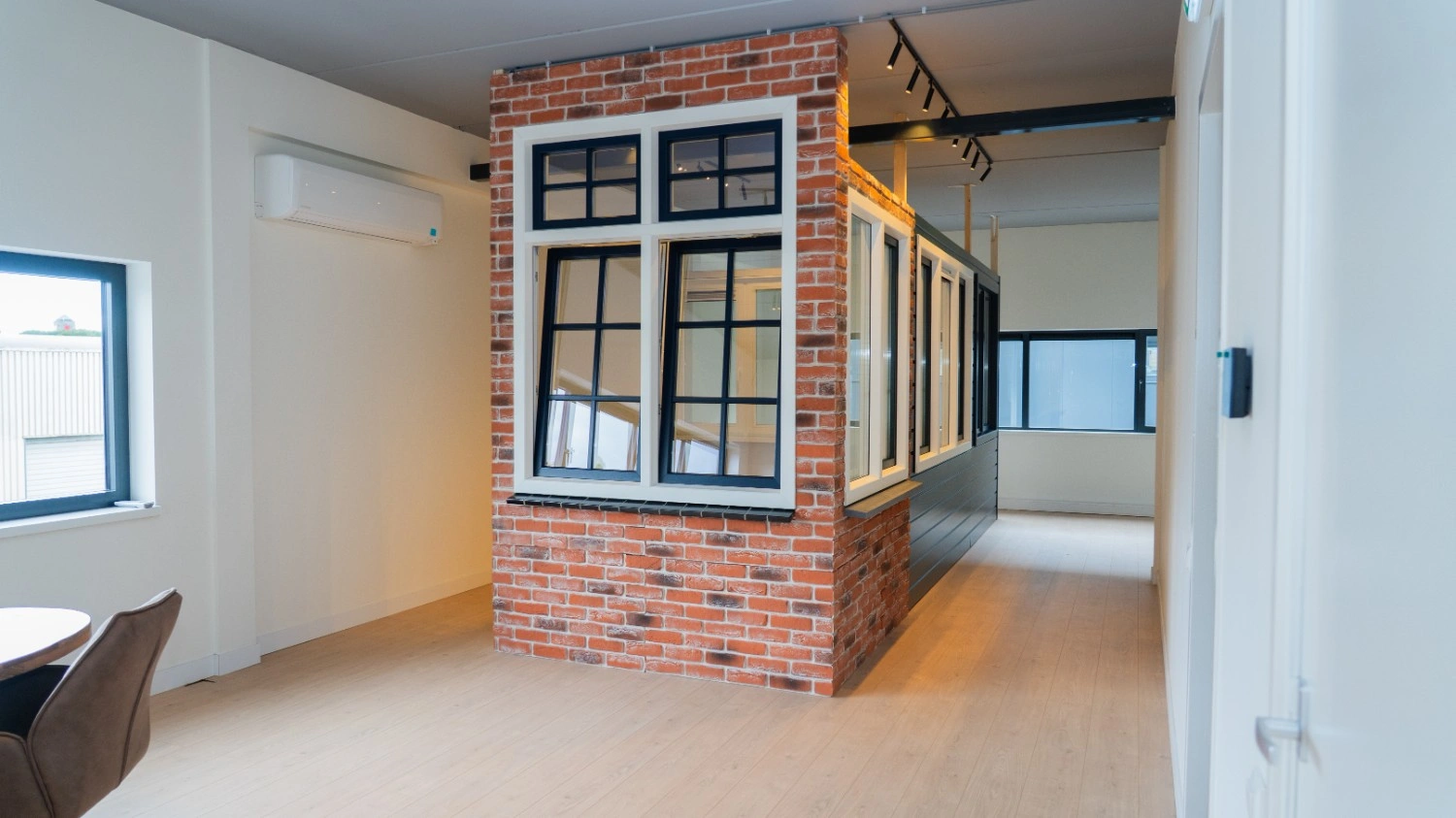 Kunststof kozijnprofielen op ware grootte in de showroom van Ventasol