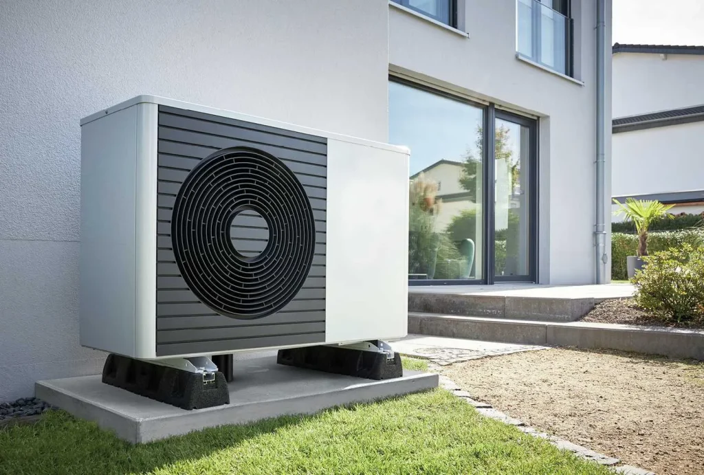 Monteur bij een warmtepomp